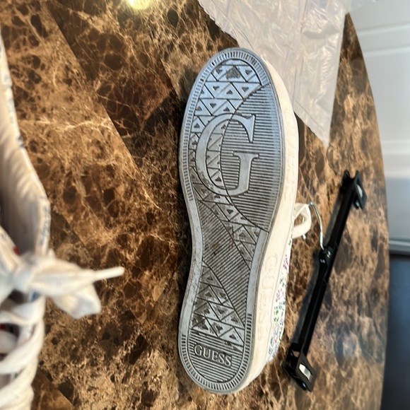 8001 women’s Guess tennis shoe size 8 - Picture 5 of 7